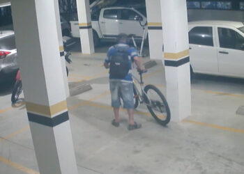 [Vídeo] Homem furta bicicleta em Jaraguá do Sul