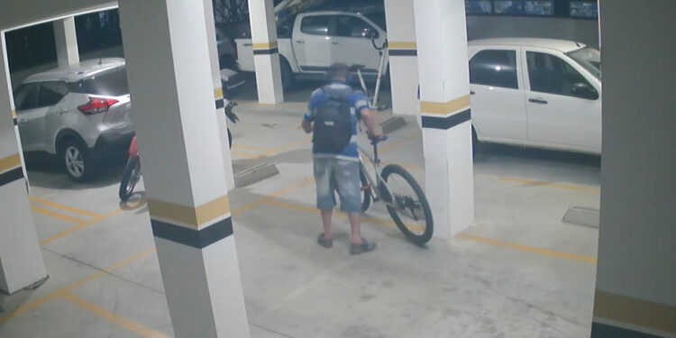 [Vídeo] Homem furta bicicleta em Jaraguá do Sul