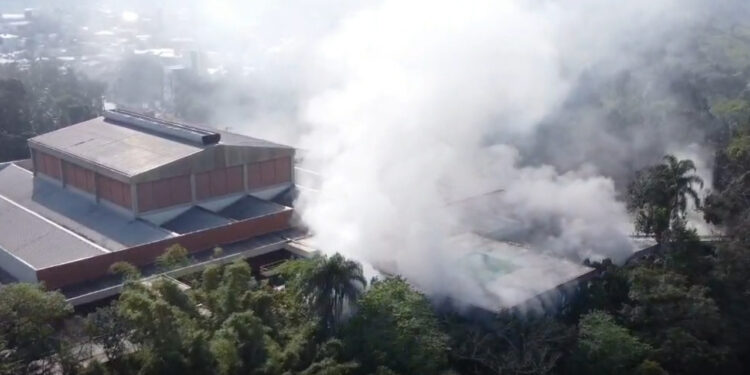 [Vídeo] Incêndio atinge unidade da Beagle, em Blumenau