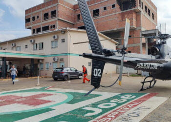 Criança de três anos fica em estado grave após ser atingida por retroescavadeira em SC