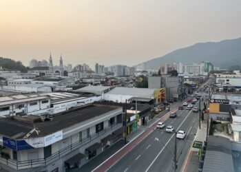 Jaraguá do Sul registra ar 10 vezes mais poluído do que o normal, conforme site de monitoramento