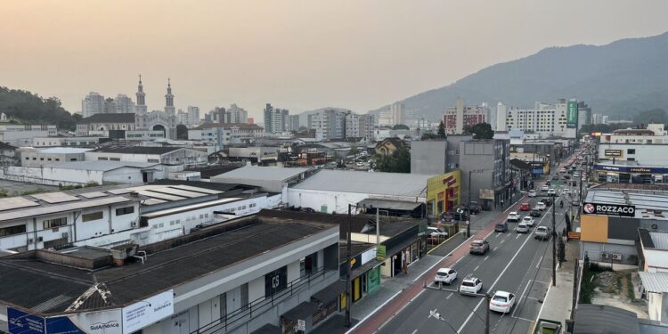 Jaraguá do Sul registra ar 10 vezes mais poluído do que o normal, conforme site de monitoramento