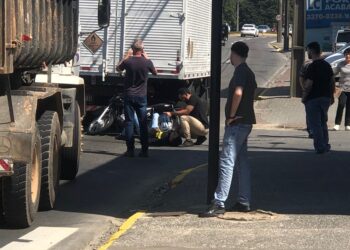 Motociclista fica ferido após bater contra caminhão em Jaraguá do Sul