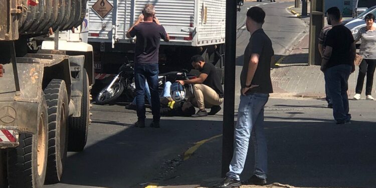 Motociclista fica ferido após bater contra caminhão em Jaraguá do Sul