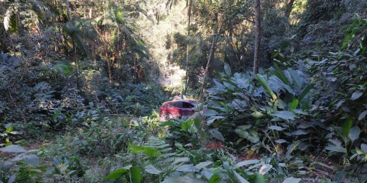 Casal é resgatado após carro cair em ribanceira e capotar em Corupá