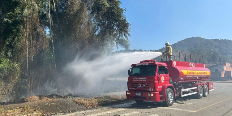 Bombeiros de Corupá combatem incêndio em vegetação