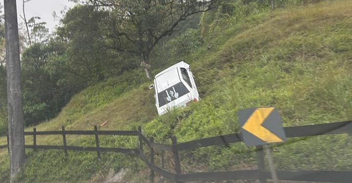 Motorista tenta evitar abordagem, sofre acidente e é preso em Jaraguá do Sul