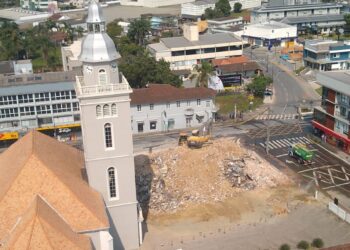 [Vídeo] Demolição de prédio que dará lugar a praça no Centro de Jaraguá é concluída