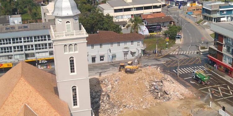 [Vídeo] Demolição de prédio que dará lugar a praça no Centro de Jaraguá é concluída