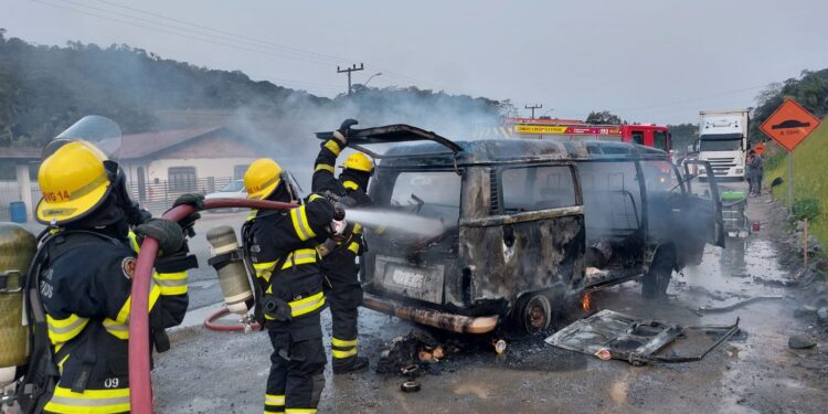 Kombi fica totalmente destruída após incêndio em Guaramirim