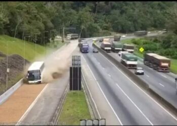 [Vídeo] Ônibus com 45 passageiros tem falha no freio e motorista utiliza área de escape no Paraná