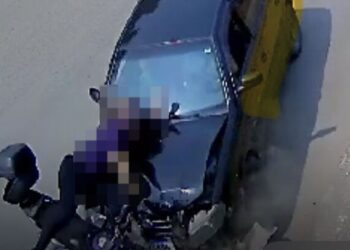 Câmera registra colisão entre carro e moto em Jaraguá do Sul