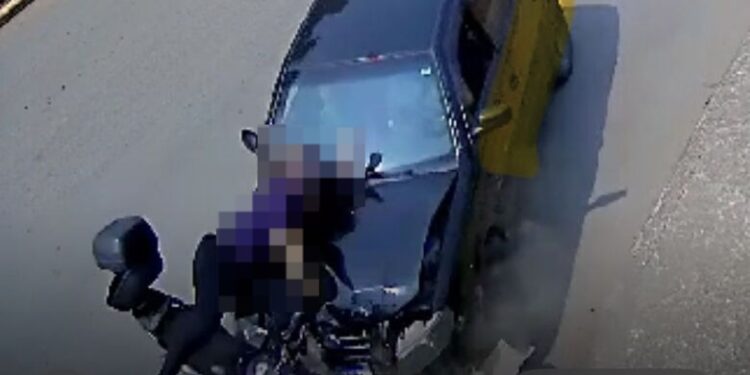 Câmera registra colisão entre carro e moto em Jaraguá do Sul