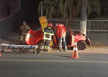 Motorista fica ferido após colidir carro no poste em Jaraguá do Sul