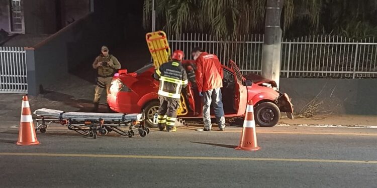 Motorista fica ferido após colidir carro no poste em Jaraguá do Sul