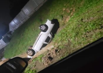 Caminhonete sai da pista e fica com as rodas para cima, em Jaraguá do Sul