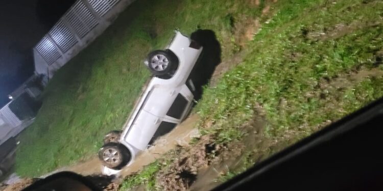 Caminhonete sai da pista e fica com as rodas para cima, em Jaraguá do Sul