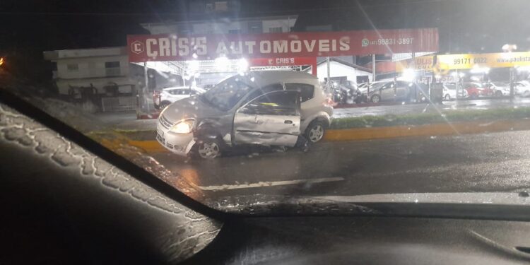 Três carros se envolvem em acidente em Jaraguá do Sul
