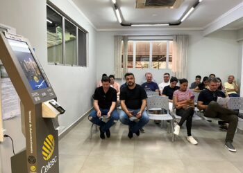 Trabalhadores da Celesc encerram greve poucas horas após início da paralisação