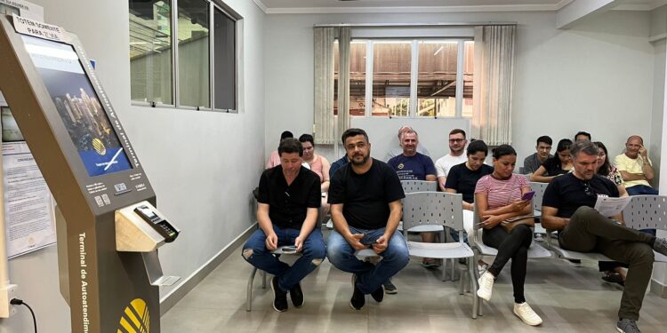 Trabalhadores da Celesc encerram greve poucas horas após início da paralisação