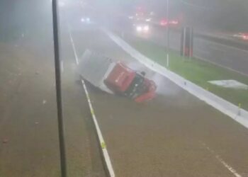 [Vídeo] Caminhão sem freios corta frente de carreta e tomba em área de escape na BR-376