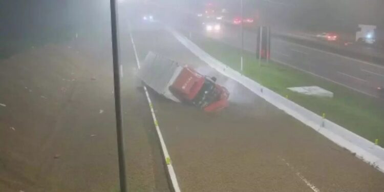 [Vídeo] Caminhão sem freios corta frente de carreta e tomba em área de escape na BR-376
