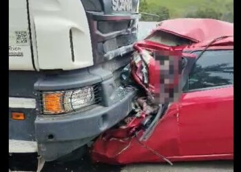 Motorista morre em acidente entre carro e caminhão em Jaraguá do Sul