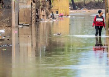 Chuvas alagam ruas e destelham casas no Rio Grande do Sul