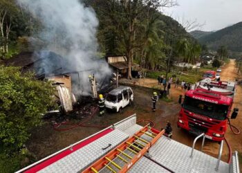Corpo é encontrado carbonizado após incêndio destruir casa em Rio dos Cedros