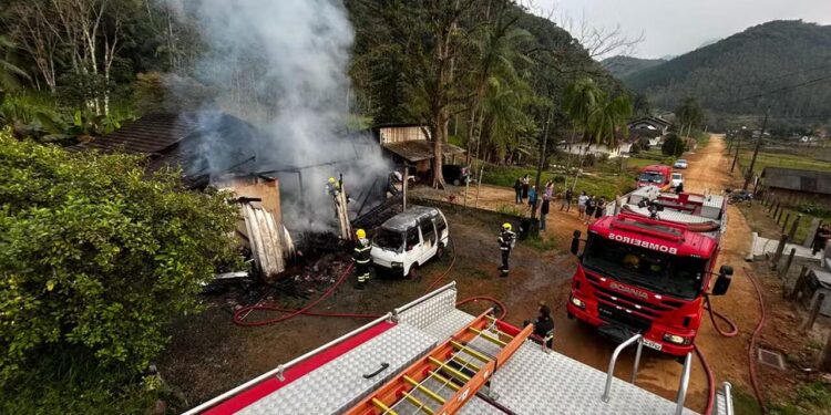 Corpo é encontrado carbonizado após incêndio destruir casa em Rio dos Cedros