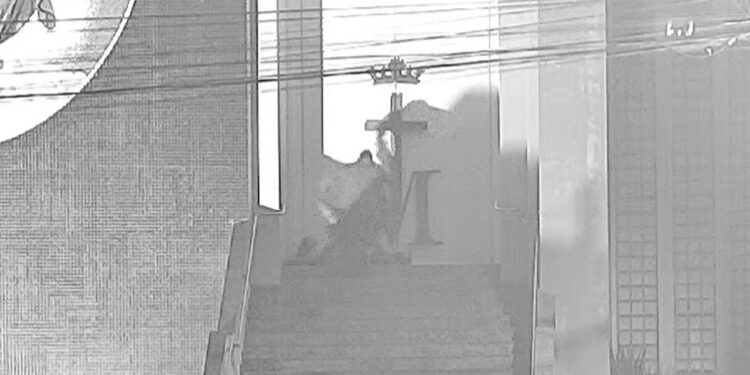 [Vídeo] Homem é flagrado cobrindo morador de rua que estava dormindo em Igreja em Jaraguá do Sul