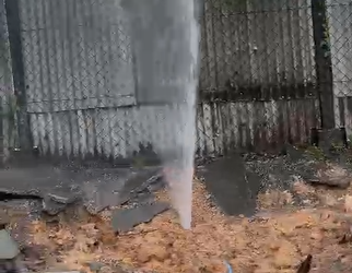 [Vídeo] Cano estoura em obra e forma ‘chafariz’ em Jaraguá do Sul