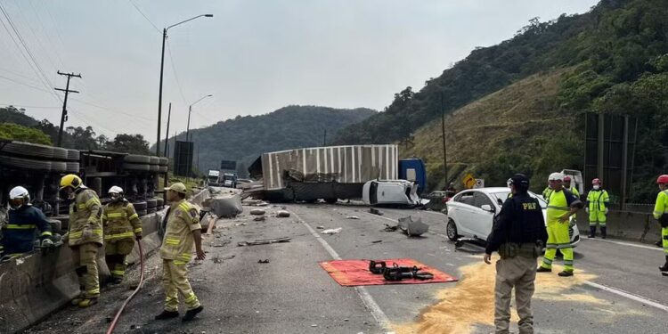 Idoso morre em acidente com 5 caminhões na BR-376, no PR