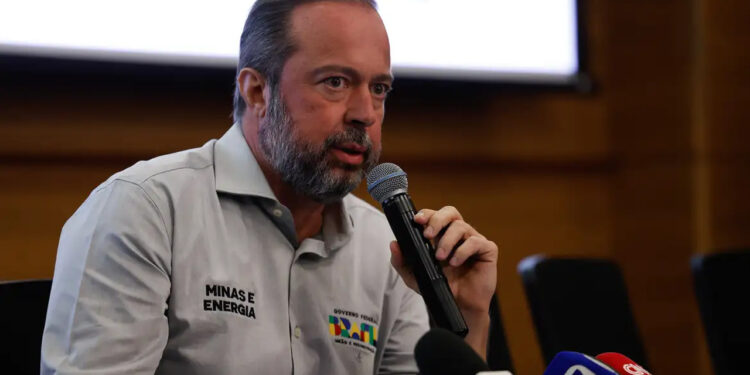 Decisão sobre horário de verão será na terça-feira, diz ministro