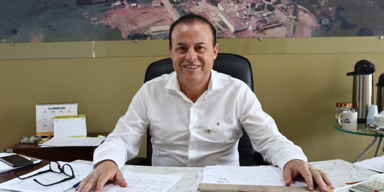 Prefeito reeleito em SC é afastado por suspeita de fraudes em contratos