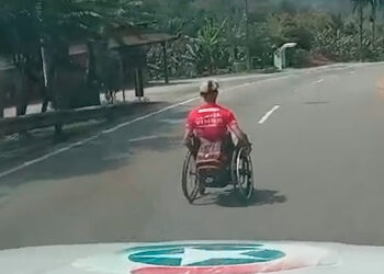 [Vídeo] Cadeirante é flagrado descendo a Serra Dona Francisca na contramão