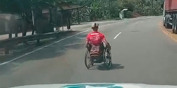 [Vídeo] Cadeirante é flagrado descendo a Serra Dona Francisca na contramão