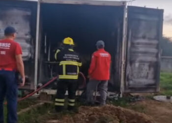 Homem provoca incêndio em residência com esposa grávida dentro em Barra Velha