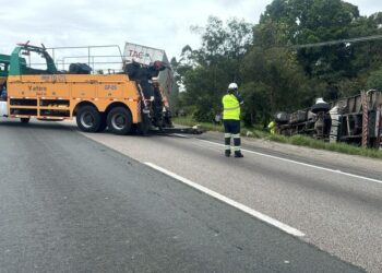 Motorista morre ao ser atingido pelo próprio caminhão na BR-101, em SC
