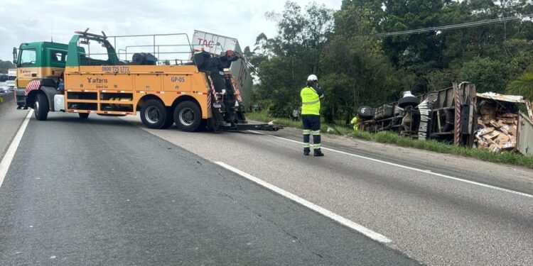 Motorista morre ao ser atingido pelo próprio caminhão na BR-101, em SC