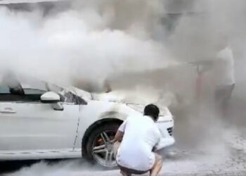 Carro pega fogo no Centro de Jaraguá do Sul