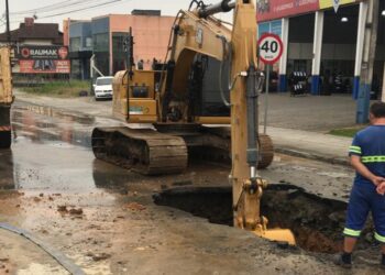 Rompimento de adutora deixa sete bairros sem água em Guaramirim