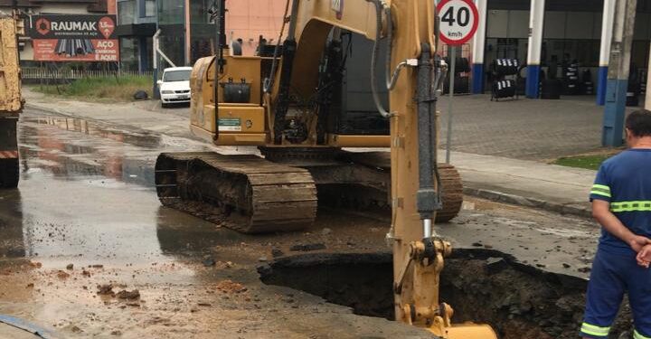 Rompimento de adutora deixa sete bairros sem água em Guaramirim