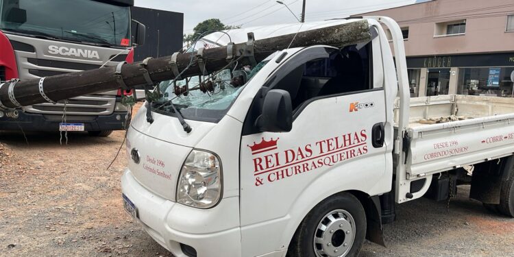 [Vídeo] Caminhões enroscam em fios e poste cai em cima de veículo em Jaraguá do Sul