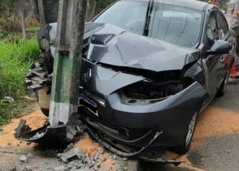 Carro colide contra poste em Schroeder