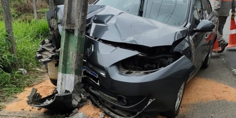 Carro colide contra poste em Schroeder