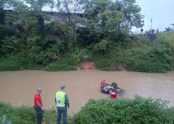 Casal morre após carro cair em rio no Alto Vale do Itajaí 