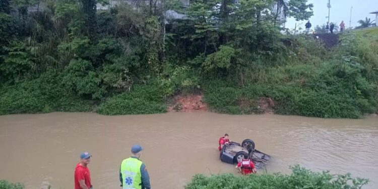 Casal morre após carro cair em rio no Alto Vale do Itajaí