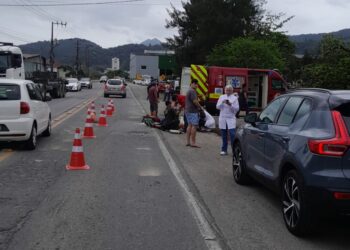 Grave: Tubo de ferro se desprende de caminhão e atinge ciclista em Guaramirim