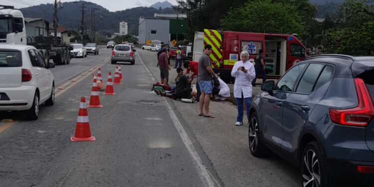 Grave: Tubo de ferro se desprende de caminhão e atinge ciclista em Guaramirim